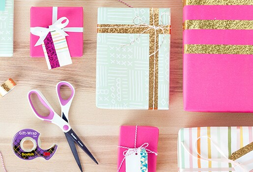 Escritorio con Cinta de Regalo Scotch®, tijeras y regalos alrededor.
