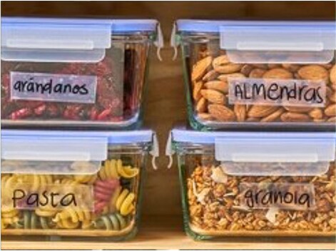 Recipientes de vidrio con alimentos y etiquetas con Cinta Mágica Scotch®.

