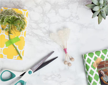 Envolturas de regalo personalizadas con diseños de papel y adornos para uso de producto Cinta Giftwrap Scotch®, Cinta de regalo Scotch.