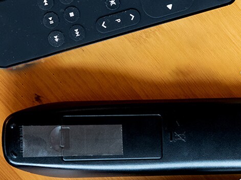 Control remoto reparado con Cinta Súper Adhesiva Scotch®.
