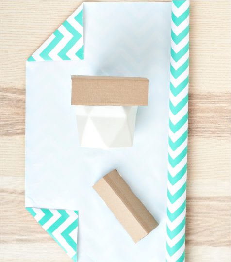 Envoltura de regalo con diseño irregular para uso de Cinta Giftwrap Scotch®, Cinta de regalo Scotch.