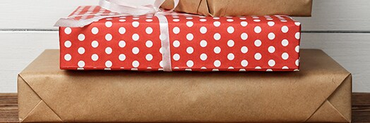 Pila de regalos envueltos.
