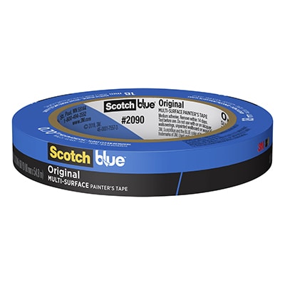 Cinta ScotchBlue Original #2090 de 3M, un rollo de cinta para pintor de superficie múltiple en color azul con etiqueta negra y blanca, mostrado en vista lateral sobre fondo gris.
