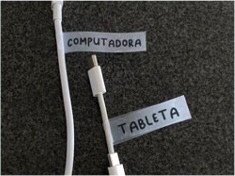 Cables blancos etiquetados con Cinta Mágica Scotch® con el texto 
