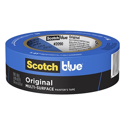 Rollo de cinta ScotchBlue Original de color azul para pintor, modelo multi-surface painter’s tape, presentado sobre fondo gris.

